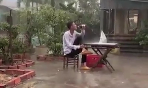 Uống bia dưới trời mưa, giật bắn mình vì sấm sét