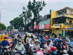 Ảnh: Gò Vấp phải xả chốt phong toả vì dòng phương tiện ùn ứ cả km