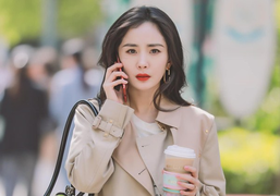 Dương Mịch bị 'ném đá' khi để trợ lý dẹp đường cho mình đi qua