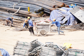 Người lao động nhọc nhằn ngược xuôi mưu sinh ở ‘chảo lửa’ hơn 40 độ C