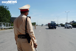 Video: CSGT gồng mình bám đường dưới 'chảo lửa' chống dịch COVID-19