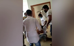 Người thân chết vì COVID-19, gia đình ở Ấn Độ kéo nhau tới hành hung bác sỹ