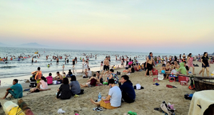 Quảng Nam yêu cầu người dân tắm biển giữ khoảng cách ít nhất 2m