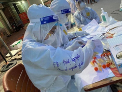 Nữ sinh trường Y trong bộ đồ bảo hộ ghi dòng chữ 'chưa có người yêu' gây sốt