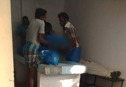 Gia đình bệnh nhân COVID-19 ở Ấn Độ tìm xác người nhà giữa đống thi thể