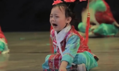 Clip: Bé gái khóc như mưa khi múa trên sân khấu