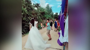 Cô dâu 'đứng hình' vì bị trả lại hoa cưới