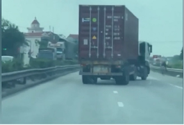 Clip: Xe container đánh võng trên Quốc lộ 5 để trốn chạy CSGT
