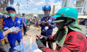 Nhiều người lúng túng trong ngày đầu khai báo y tế điện tử ra vào quận Gò Vấp
