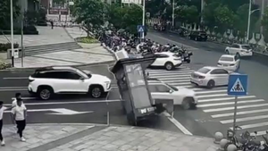 Video: Xe hơi phi như tên bắn, tông đổ bốt bảo vệ, đâm vào cửa hàng