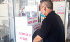 Nhân viên y tế Đắk Lắk chế tạo máy đo thân nhiệt và sát khuẩn tự động