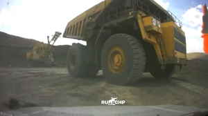 Video: Xe tải cán bẹp xe hơi, 3 người thoát chết thần kỳ