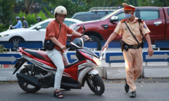 Ảnh: CSGT tuần tra xử phạt người không đeo khẩu trang, giải tán đám đông