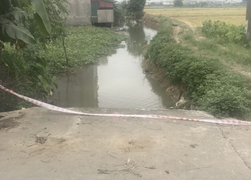 Nam sinh ở Hải Dương chết bất thường dưới mương nước