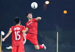 Công Phượng bị Quế Ngọc Hải chơi khăm trong buổi tập