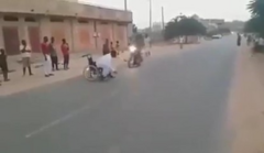 Clip: Thanh niên ngồi xe lăn bỗng nhiên biết chạy