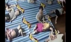 Em bé tự vỗ mình để ru ngủ