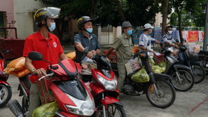 Video: Đội shipper bất đắc dĩ trong tâm dịch Gò Vấp