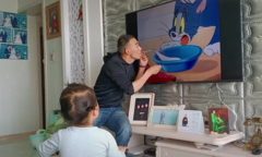 Clip: Trò đùa của bố khiến bé gái cười nắc nẻ