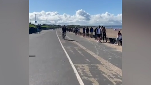 Video: Người Scotland xếp hàng dài, đợi 3 giờ đồng hồ tiêm vaccine COVID-19