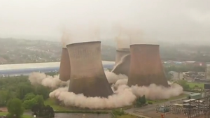 Video: Khoảnh khắc phá huỷ biểu tượng nền công nghiệp điện Vương quốc Anh