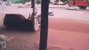 Video: Xe hơi tông văng 2 người đi bộ, đâm vào cột điện biến dạng