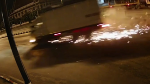 Video: Ô tô tải vượt đèn đỏ, tông xe bán tải toé lửa trên đường