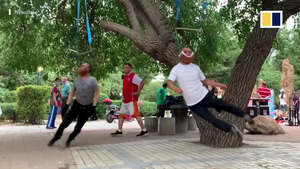 Video: Người cao tuổi Trung Quốc tập thể dục bằng cách 'treo cổ'