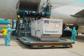 Máy bay chở vaccine COVID-19 được ưu tiên bay tắt