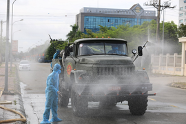 Ảnh: Quân khu 4 phun khử khuẩn các khu vực phong tỏa ở TP Hà Tĩnh