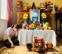 Không thể về nhìn bố lần cuối, nữ điều dưỡng bái vọng trong khu cách ly 