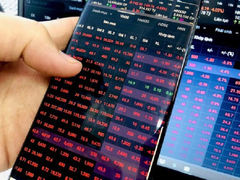 Nhà đầu tư khốn khổ vì bảng giá chứng khoán 'đơ', VN-Index mất gần 40 điểm 