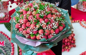 Độc lạ bó hoa vải thiều giá hơn nửa triệu đồng