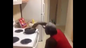 Chết cười xem anh chàng lực lưỡng trở thành nhát gan khi nấu ăn