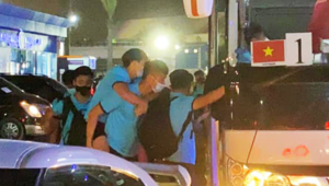 Xót xa cảnh đồng đội cõng Văn Toàn ra xe, Tuấn Anh đau đớn xin thay người