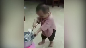 Bé con tung 'chảo' nấu nướng như vua đầu bếp