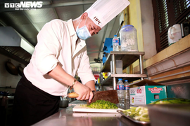 Giám khảo Masterchef Vietnam chế biến 600 suất ăn mỗi ngày gửi vào tâm dịch