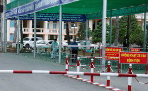 Phun khử khuẩn Bệnh viện Quân y 120 ở Tiền Giang