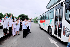 Ảnh: 52 cán bộ y tế Nghệ An tình nguyện xung phong đi chống dịch COVID-19