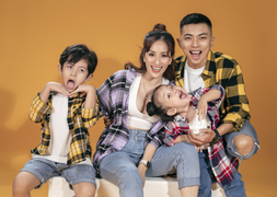 Ảnh: Gia đình Khánh Thi, Phan Hiển tinh nghịch trong bộ ảnh mùa hè