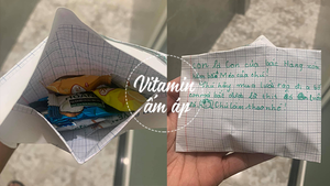 Tan chảy với lời nhắn ‘tố’ bố bắt mèo hàng xóm: ‘Bố con bắt được là thịt đó’