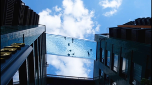 Video: Cận cảnh bể bơi xuyên thấu giữa không trung đầu tiên trên thế giới