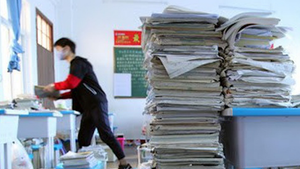 Video: Người mẹ 'choáng' với khối lượng sách vở ôn thi của con trai