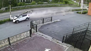 Video: Xe hơi tông đổ cột điện, tài xế may mắn thoát chết