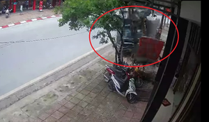 Tránh 2 người sang đường đột ngột, xe container lao lên vỉa hè ủi bay 13 xe máy