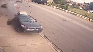 Video: Tông vào cây bên đường, xe hơi gãy đôi, tài xế thản nhiên bỏ đi