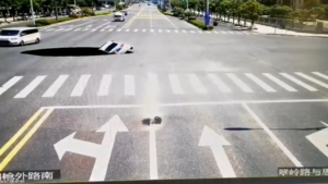 Video: Xe hơi rơi xuống 'hố tử thần' ngay giữa giao lộ ở Trung Quốc