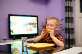 Cha mẹ hãy dừng ngay thói quen này nếu không muốn trẻ chậm nói