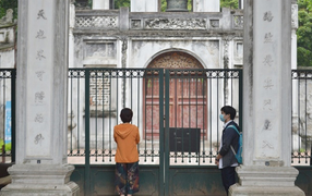 Ảnh: Thí sinh, phụ huynh vái vọng cầu may tại Văn Miếu trước ngày thi lớp 10