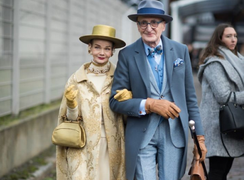 Ảnh: Cặp vợ chồng già diện ngất trời, 'tình bể tình' khiến cả phố phải ngắm